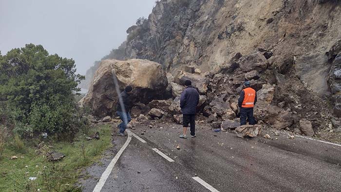 Continúa bloqueada vía Tambobamba  - Cusco por derrumbe de piedras 